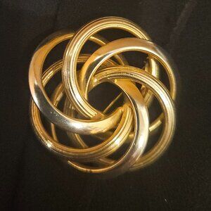 GOLD TONE "LOVE KNOT" BROOCH IN THE STYLE OF NAPIER